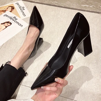 Модные женские темпераментные пикантные модельные туфли-лодочки с острым носком, 2023, летние слипоны из лакированной кожи на массивном каблуке на высоком каблуке